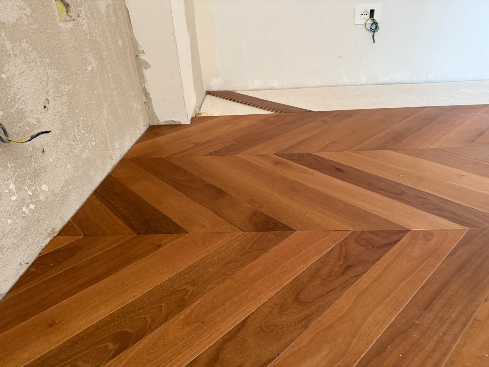 parquet-spina-pesce-dettaglio-angolo-cavi.jpg