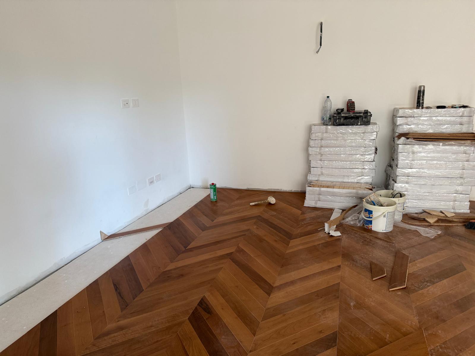 parquet-spina-pesce-stanza-materiali-cantiere.jpg